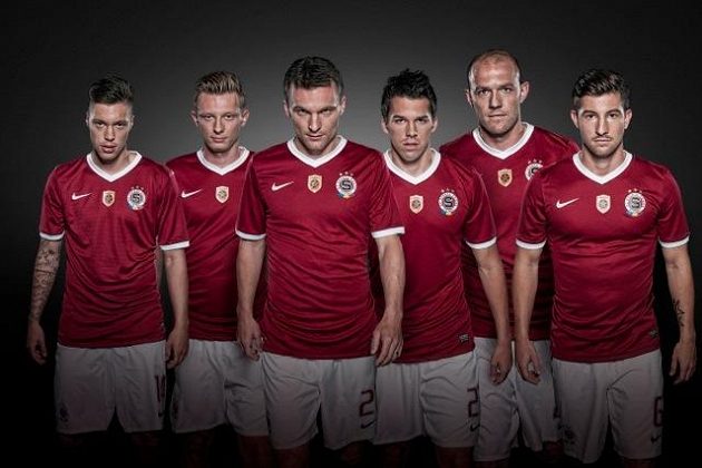 Nový kapitán David Lafata (třetí zleva) povede Spartu v nových dresech za trofejí, na kterou si už dlouho nesáhla...
