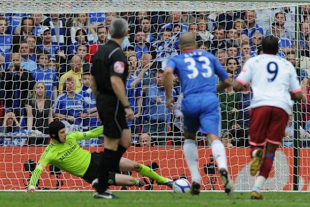 V následující sezóně vyfoukla Chelsea v dramatickém závěru Manchesteru United titul. Rudým ďáblům sebrala i Superpohár. Londýnský celek získal i Anglický pohár, když ve finále porazil Portsmouth 1:0. Na výhře měl Čech velkou zásluhu, protože zlikvidoval penaltu Kevinovi-Princi Boatengovi.