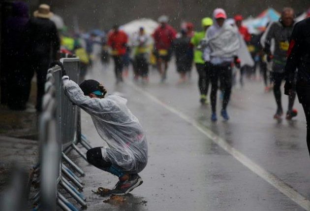 Boston Marathon: Heartbreak Hill dal někomu řádně zabrat.
