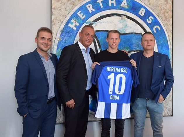Ondrej Duda s dresem nového týmu, druhý zleva je jeho manažer Pavel Zíka.