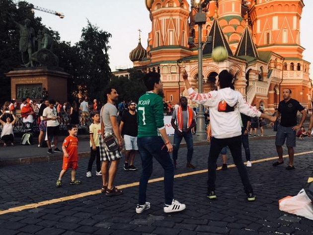 Před chrámem Vasila Blaženého se žongluje a kouzlí s míčem...