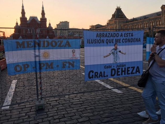 Messi, stejně jako papež František vyvedení na prostěradlech na zátarasech kolem Kremlu.