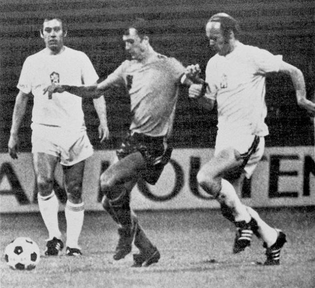 Jaroslav Pollák (vpravo) v souboji s Johanem Cruyffem v utkání československých fotbalistů proti Nizozemsku na ME v roce 1976. Vlevo přihlíží Jozef Móder.