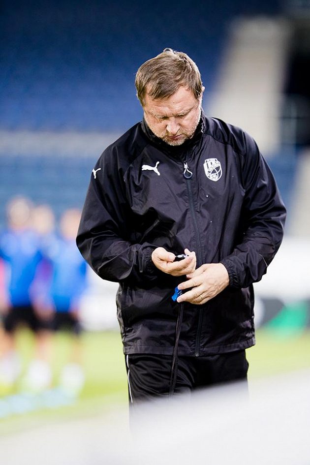 Zamyšlený trenér Viktorie Plzeň Pavel Vrba během tréninku.