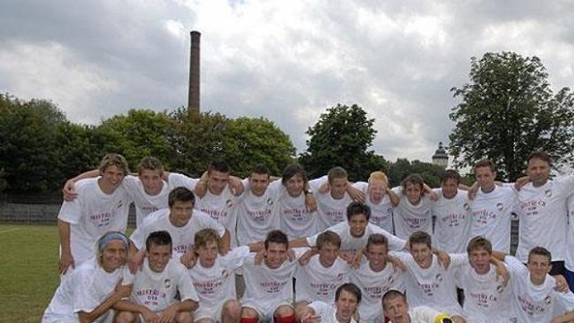 Fotbaloví dosrostenci Viktorie Plzeň se radují ze zisku titulu