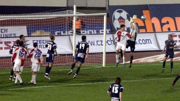 Dramatická situace z utkání Slavia - Slovácko