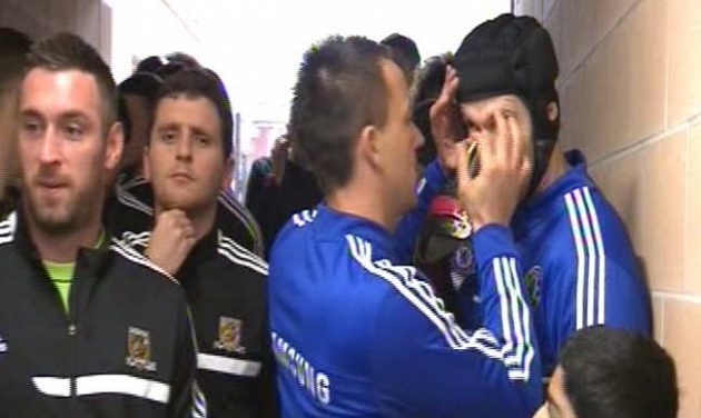 Kapitán Chelsea John Terry pomáhá Petru Čechovi vyndat řasu spadlou do oka před utkání s Hullem.