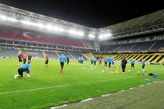 Fotbalisté Plzně při tréninku na stadiónu Fenerbahce. Tribuny budou stejně vypadat i při čtvrtečním utkání.