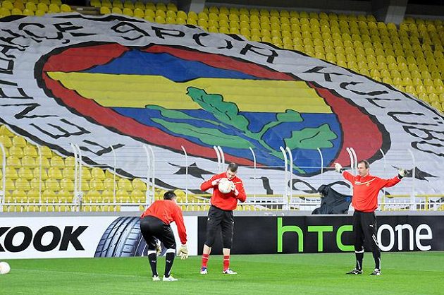 Fotbalisté Plzně při tréninku na stadiónu Fenerbahce. Tribuny budou stejně vypadat i při čtvrtečním utkání.