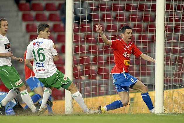 Finále poháru z roku 2010 - jablonecký Jan Kovařík (16) nechtíc asistuje u gólu plzeňského Milana Petržely...