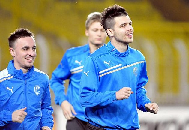 Fotbalisté Plzně Michal Ďuriš (vpravo) a Martin Zeman při tréninku na stadiónu Fenerbahce. Tribuny budou stejně vypadat i při čtvrtečním utkání.