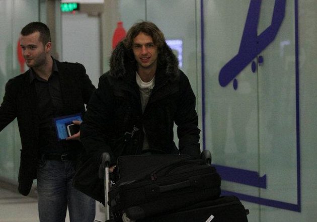 Marek Jarolím po příletu do Číny v doprovodu svého agenta.