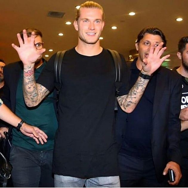 Fotbalový brankář Loris Karius po svém příletu do Instanbulu.