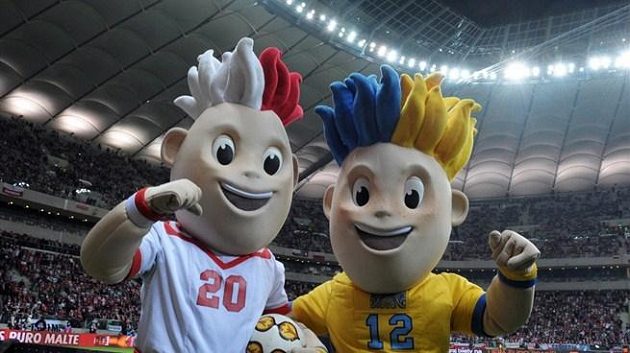 Maskoti ME 2012 na fotbalovém stadiónu ve Varšavě