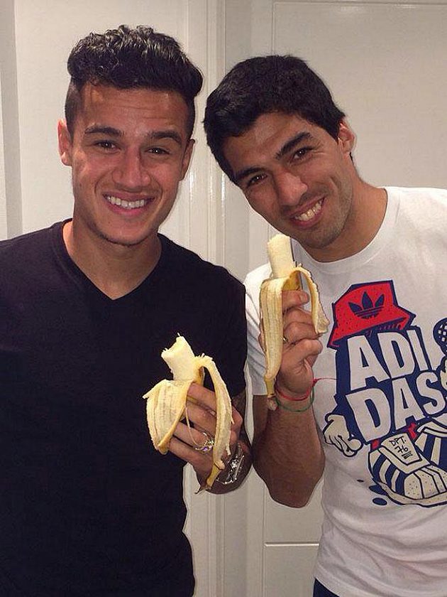 Také v Liverpoolu si všimli Alvesova gesta - vpravo útočník Luis Suárez, vedle něj záložník Philippe Coutinho.