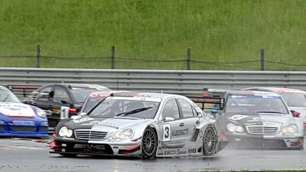 Tomáš Enge (vlevo) a Václav Nimč při závodu MČR divize 4 na okruhu v Mostě.