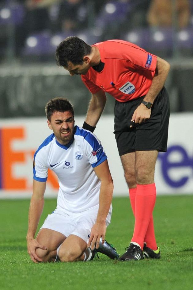 David Hovorka krátce po zranění kolena při utkání Evropské ligy Fiorentina-Liberec.