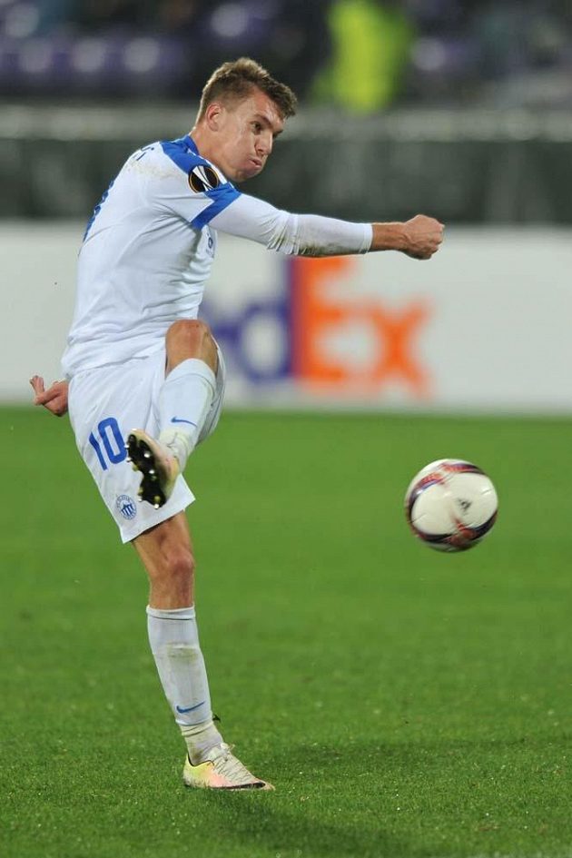 Liberecký záložník Zdeněk Folprecht páli při utkání Evropské ligy na hřišti Fiorentiny.