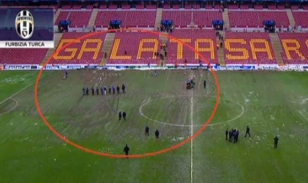 Levá polovina hřiště, na kterou v druhém poločase útočil Juventus, spíše připomínala ornou půdu.