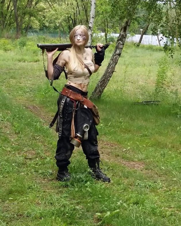 Vzpěračky fotí kalendář na rok 2021 v postapo stylu