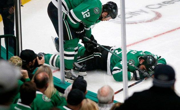 Český obránce Roman Polák ve službách Dallasu leží na ledě poté, co v utkání proti Bostonu narazil hlavou do mantinelu.