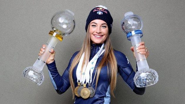 Zimní ustrojení si musela vzít i na červnové pózování s trofejemi a medailemi ze sezony 2020/2021.