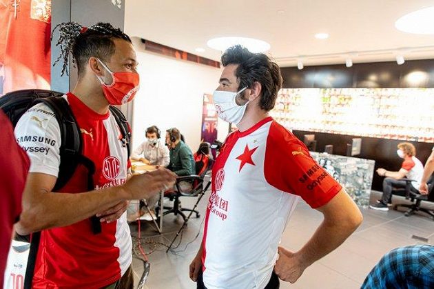 Zleva Ben Cristovao a Vojtěch Kotek jako slavní fanoušci Slavie.