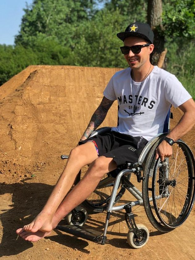 Freestyle motokrosař Libor Podmol musí na divoké triky na motocyklu po vážném zranění zatím zapomenout.