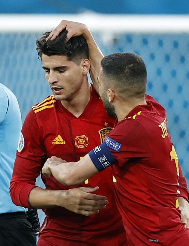 Střelec španělského gólu Álvaro Morata (vlevo) přijímá gratulace od spoluhráče Jordiho Alby.