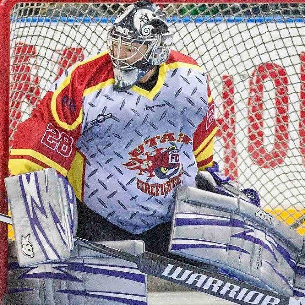 Třiačtyřicetiletý hasič Jay Stevens oblékl hokejovou výstroj brankáře a šel opravdu chytat za Utah Grizzlies.