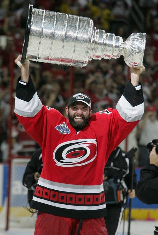 Bret Hedican v roce 2006 s Carolinou vyhrál Stanley Cup.