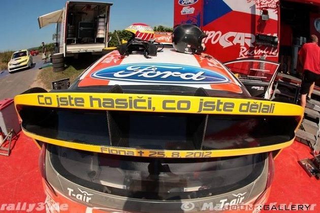 Zadní část Fordu Fiesta WRC Martina Prokopa upravená speciálně pro nadcházející Německou rallye.