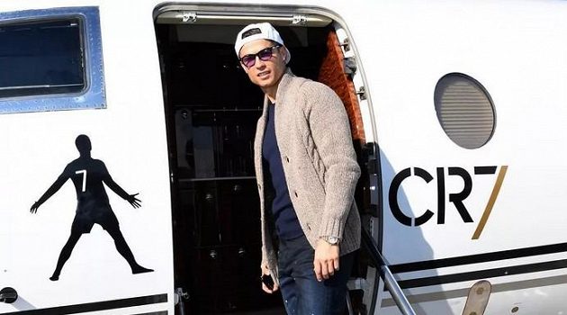 Cristiano Ronaldo nastupuje do svého letadla