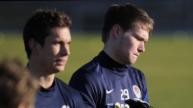 Brankáři Sparty Milan Švenger (vlevo) a Tomáš Vaclík na prvním tréninku zimní přípravy.
