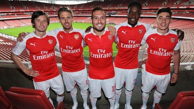 Tomáš Rosický (vlevo) byl jedním z pěti protagonistů nových dresů fotbalistů Arsenalu pro sezónu 2015/16.
