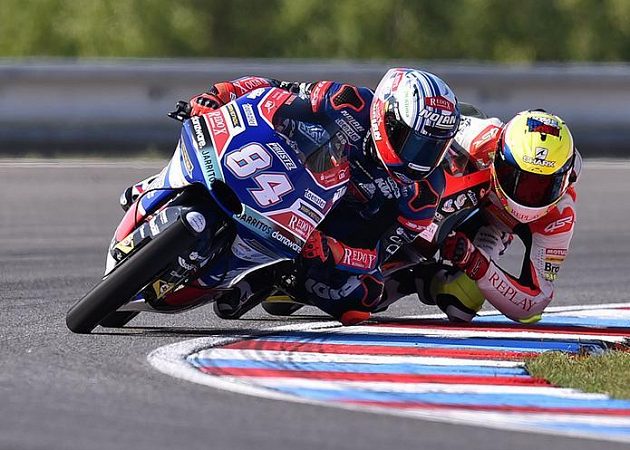 Vítěz kvalifikace na Velkou cenu České republiky v kategorii Moto3 Jakub Kornfeil z České republiky, za ním jeho krajan Filip Salač.