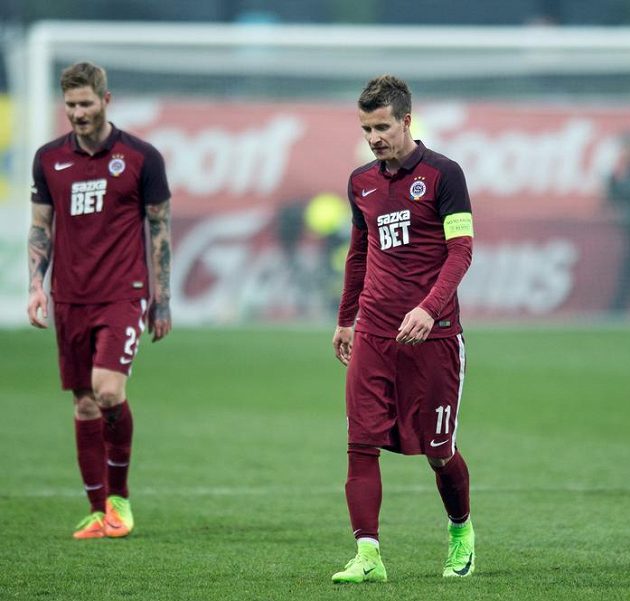 Fotbalisté Sparty Lukáš Mareček (vpravo) a Ondřej Mazuch po porážce v Mladé Boleslavi.