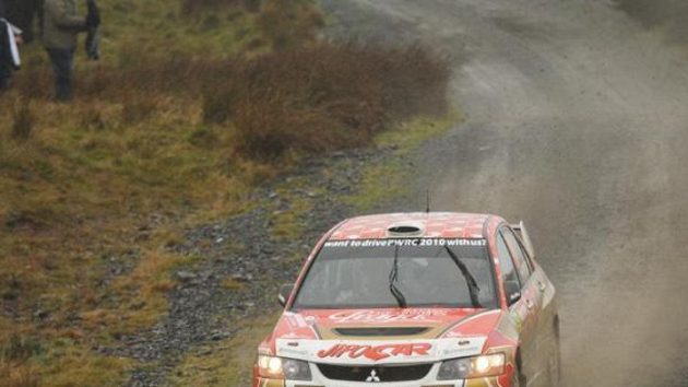 Martin Prokop s vozem Mitsubishi Lancer EVO IX na trati Britské rallye.