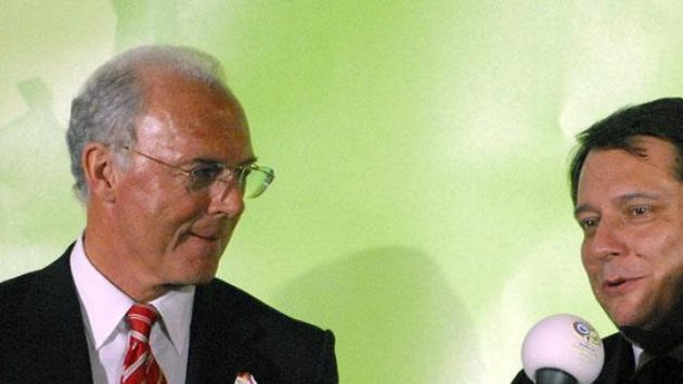 Premiér Jiří Paroubek odpovídá na dotazy šéfa organizačního výboru letošního fotbalového MS Franze Beckenbauera (vlevo) na prezentaci nadcházejícího šampionátu.