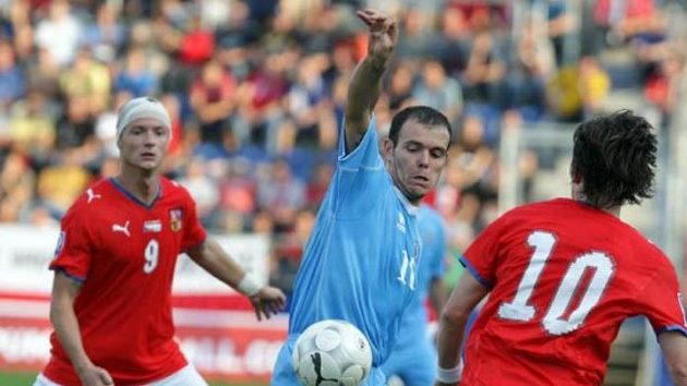 Fotbalisté Václav Svěrkoš (vzadu) a Tomáš Rosický v souboji se Selvou ze San Marina