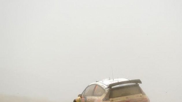 Sébastien Loeb s vozem Citroën C4 WRC na trati Britské rallye.