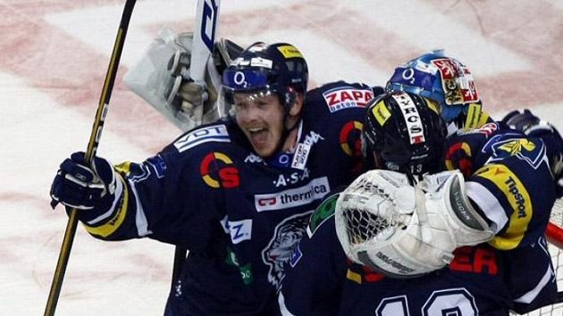 Vítězná radost hokejistů Liberce po pátém utkání čtvrtfinále play-off na ledě Plzně.