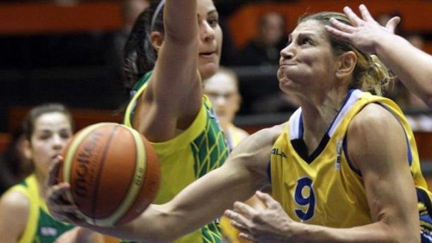 Evanthia Maltsiová z USK Praha (vpravo) v duelu Euroligy s maďarskou Šoproní.