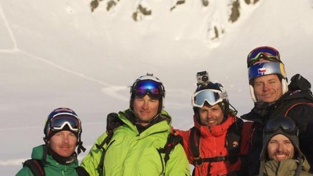 Martin Černík, Michal Novotný, Robin Kaleta a Tomáš Kraus se svým průvodcem na Aljašce.