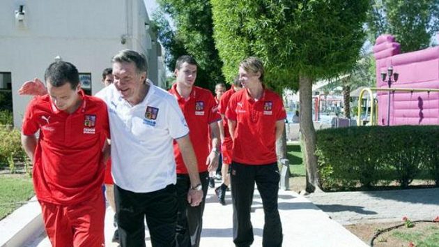 Čeští fotbalisté na procházce po Al Ajnu
