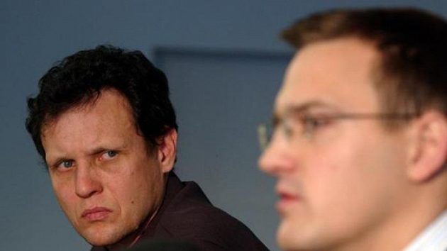 Trenér Sparty Stanislav Griga (vlevo) přihlíží projevu viceprezidenta Daniela Křetínského na tiskové konferenci v Praze.