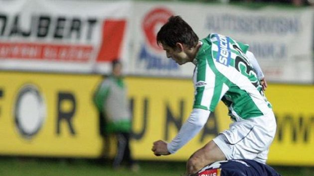 Petr Švancara ze Slovácka skončil na trávníku po souboji se záložníkem Bohemians 1905 Tomášem Hrdličkou.