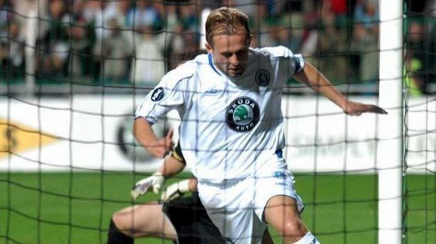 Radim Holub z Mladé Boleslavi bere míč po svém gólu do sítě Marseille.