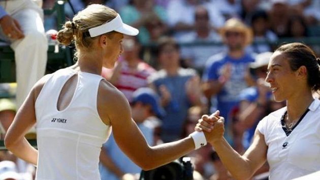 Italská tenistka Francesca Schiavoneová (vpravo) gratuluje Rusce Jeleně Dementěvové k postupu do semifinále Wimbledonu.