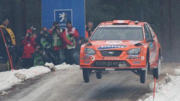 Nor Henning Solberg s vozem Ford Focus WRC na trati Švédské rallye.